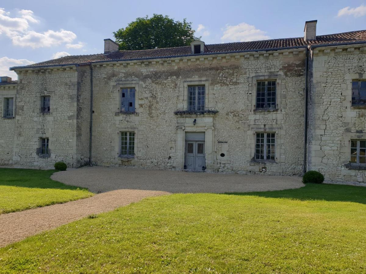 Domaine De Bourgville Monts-sur-Guesnes Exterior foto