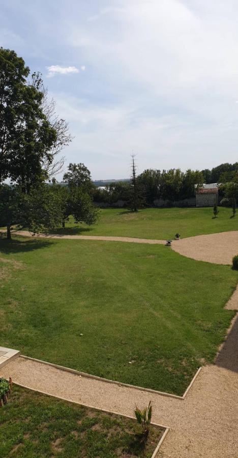 Domaine De Bourgville Monts-sur-Guesnes Exterior foto